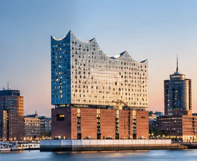 Hamburg, Elbphilharmonie in der Abendsonne (KI-generiertes Symbolbild)