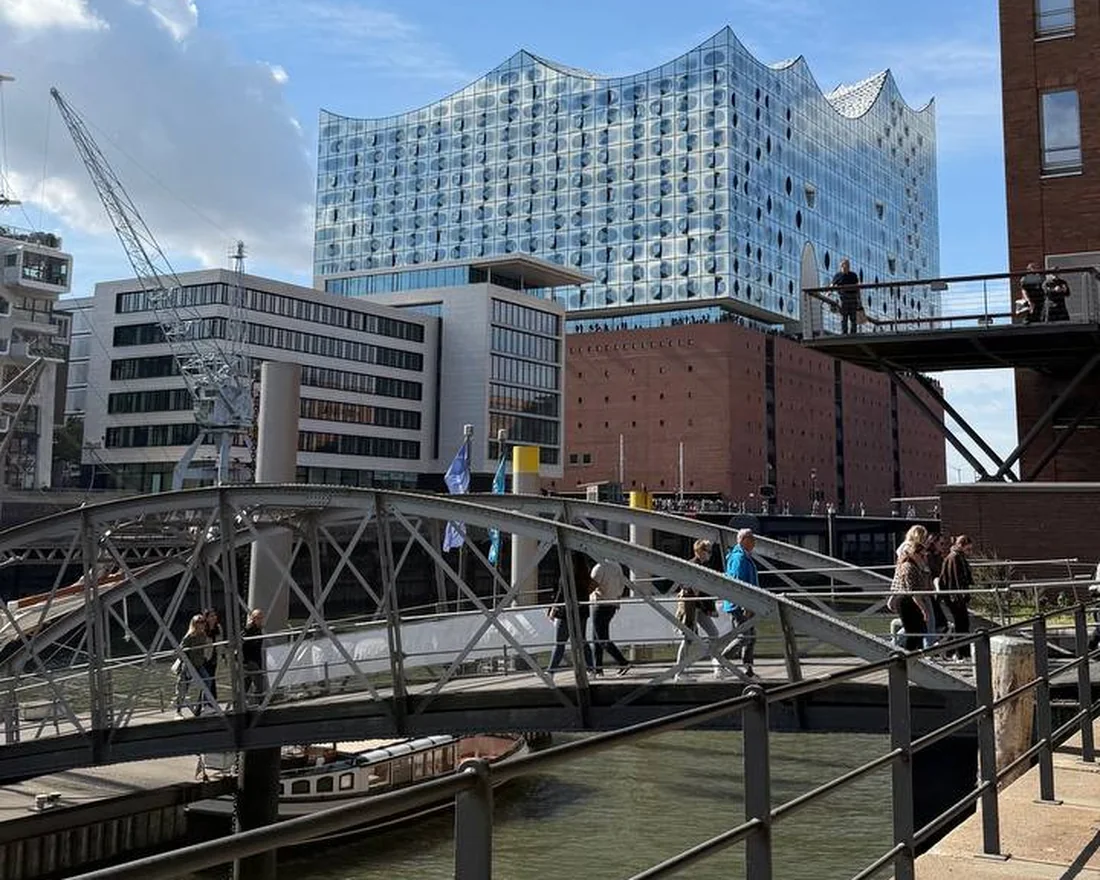 Hamburg, HafenCity: Blick über eine Fußgängerbrücke am Kanal auf die Elbphilharmonie
